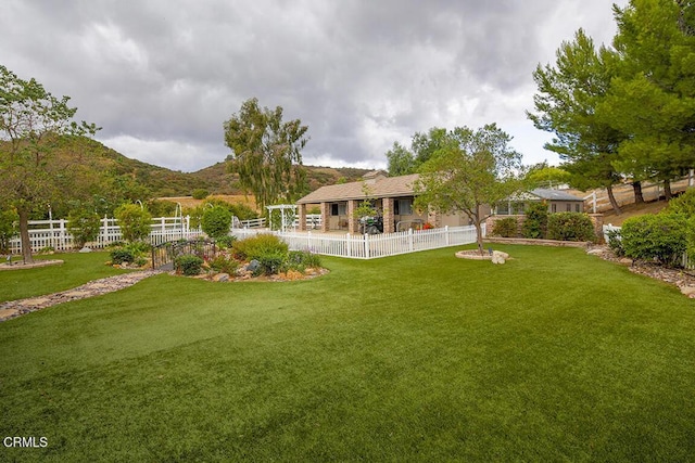 view of yard featuring a mountain view