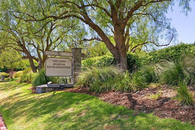 community sign with a lawn