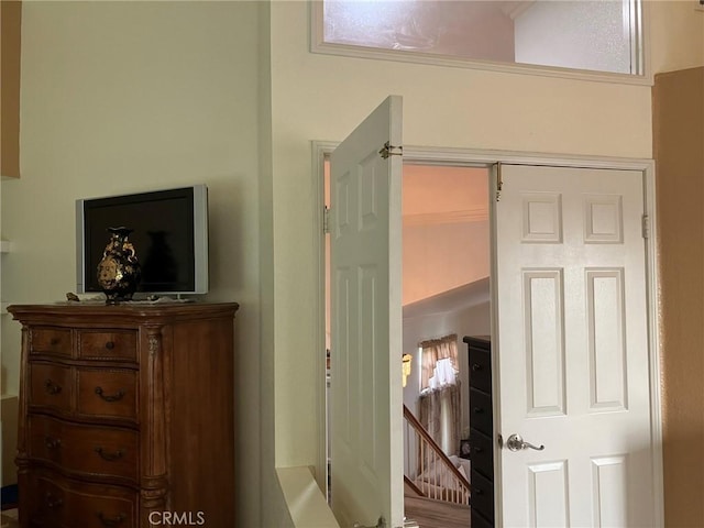 bathroom featuring crown molding