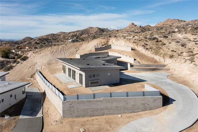 birds eye view of property featuring a mountain view