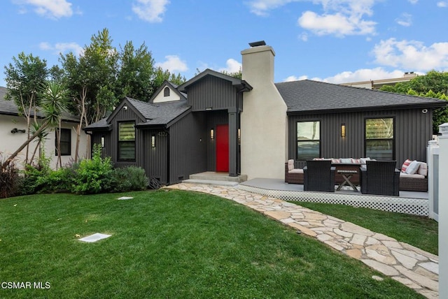 view of front facade featuring an outdoor hangout area and a front lawn