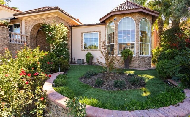 view of front of house with a front yard