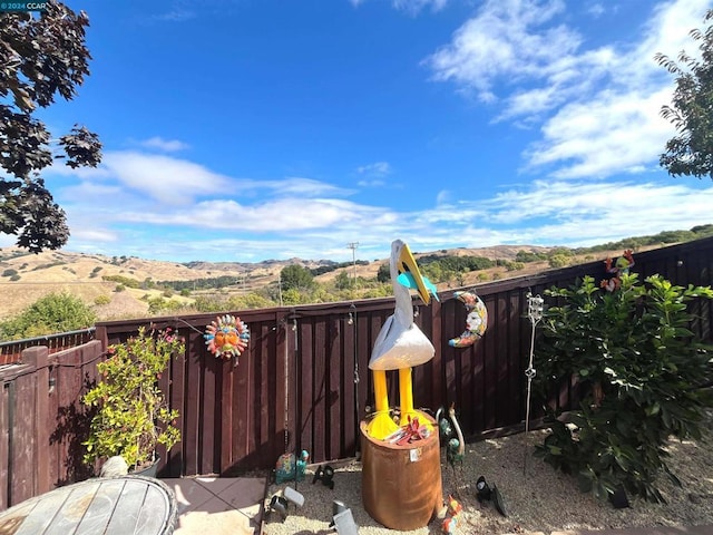 view of yard featuring a mountain view