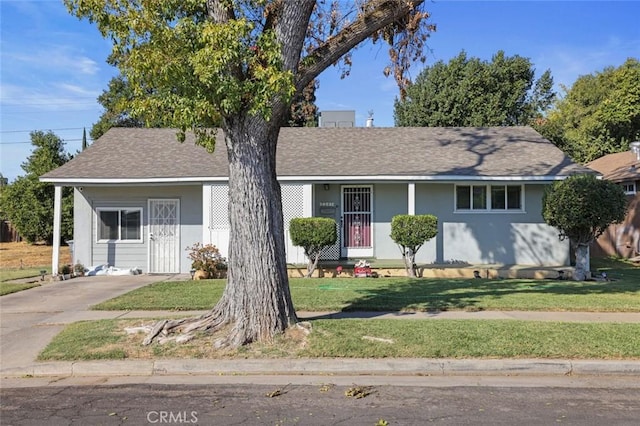 ranch-style home with a front lawn and a porch