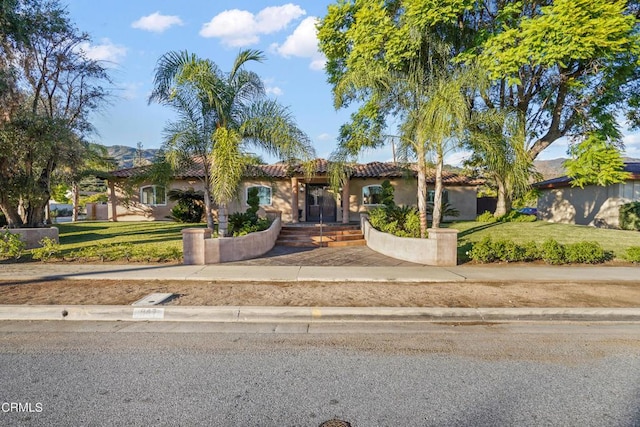 view of front of house with a front lawn