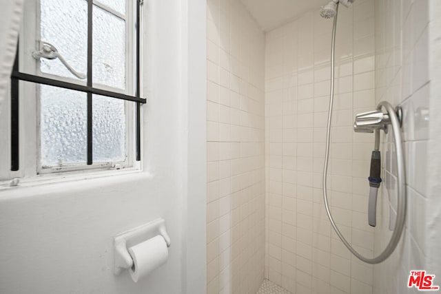 bathroom featuring tiled shower