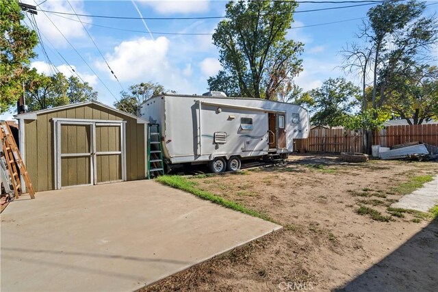 view of yard with a storage shed