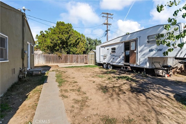 view of yard featuring a storage shed