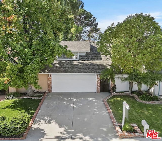 view of front of home featuring a front yard