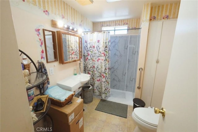 bathroom featuring a shower with curtain and toilet