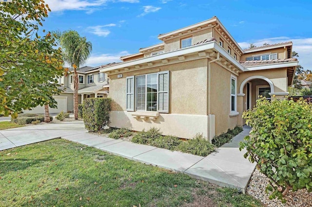 view of front facade featuring a garage and a front yard