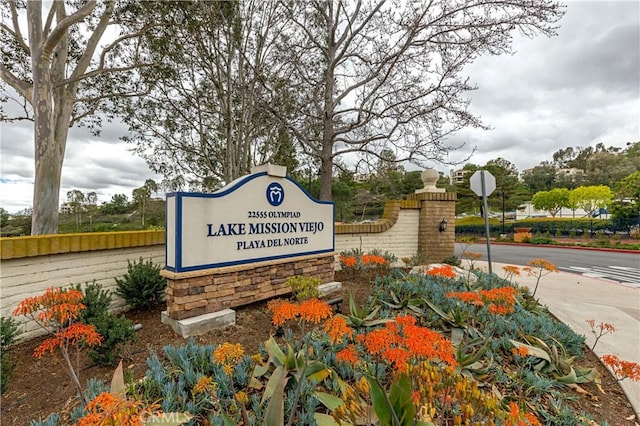 view of community / neighborhood sign