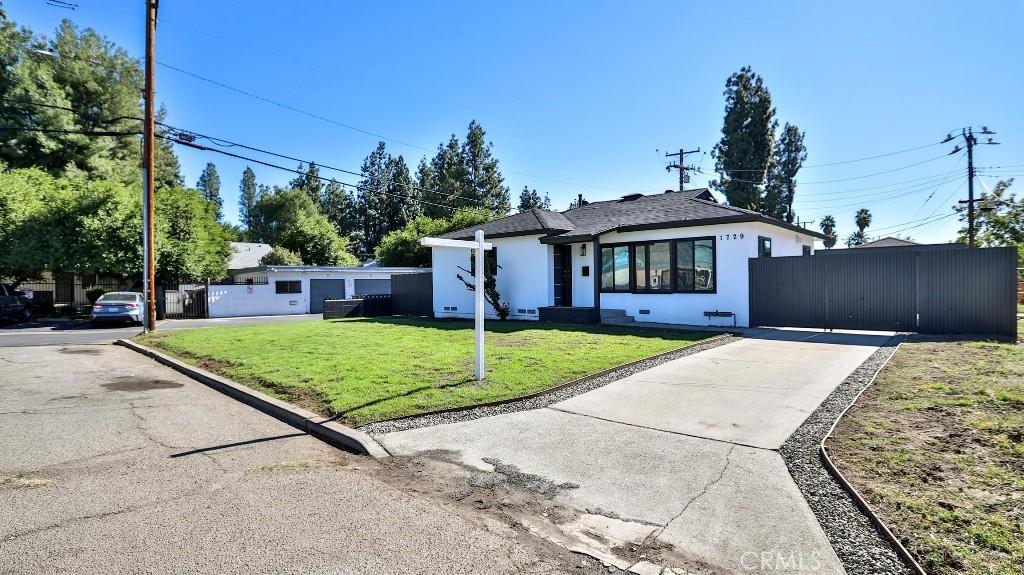 view of front of home with a front yard