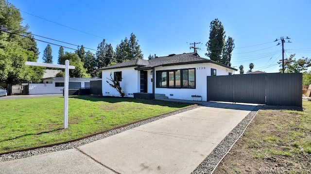 view of front of property with a front yard