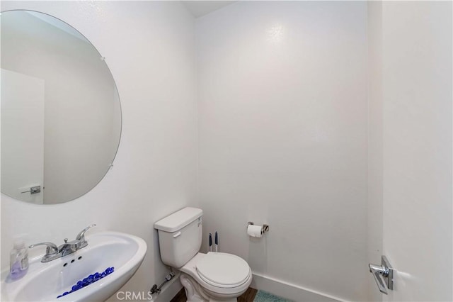 bathroom featuring toilet and sink