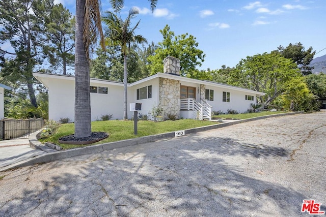 single story home featuring a front yard