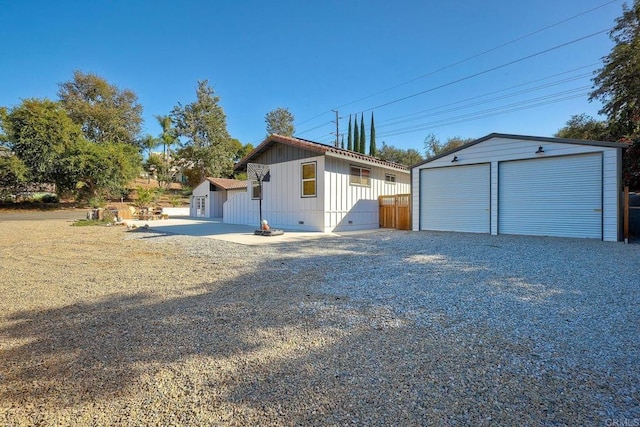 view of front of home with an outdoor structure and a garage