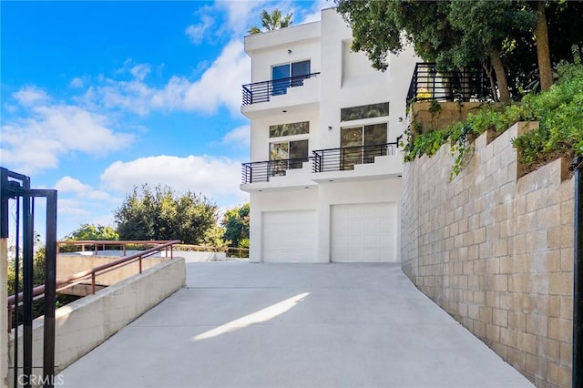 view of front of property featuring a garage