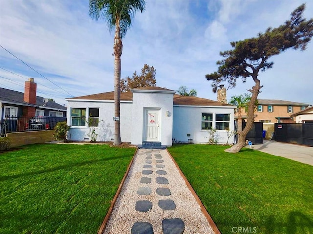 view of front of home with a front lawn