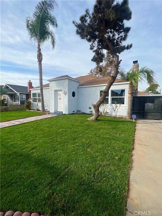 view of front of house featuring a front yard