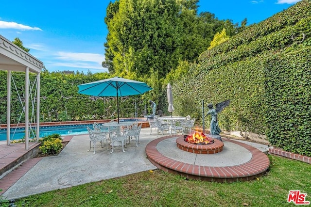 view of patio featuring a fire pit