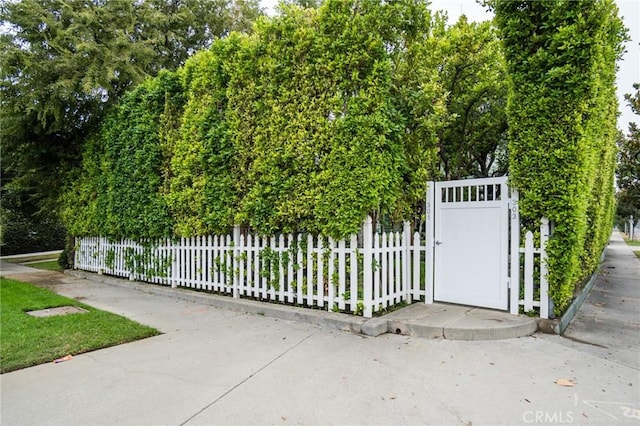 Listing photo 3 for 301 N Hudson Ave, Pasadena CA 91101