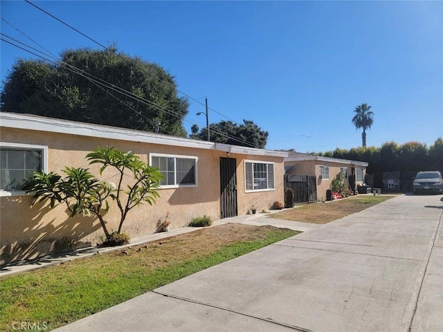 single story home with a front yard