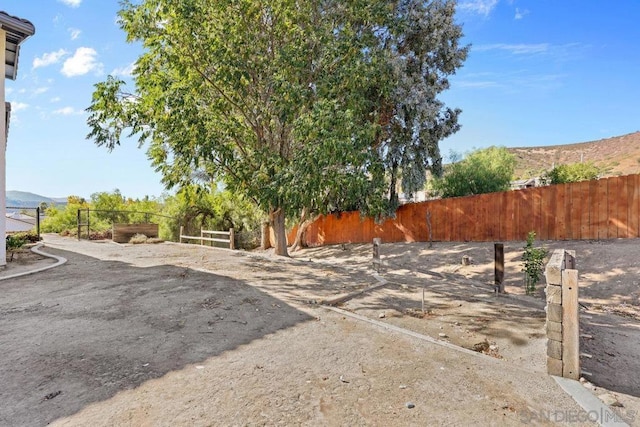 view of yard with a mountain view