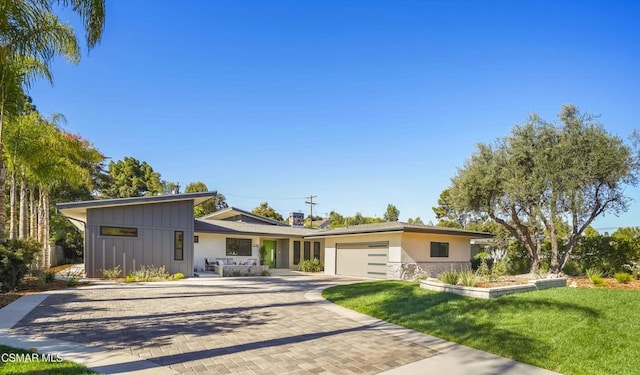 view of front of home featuring a garage and a front yard