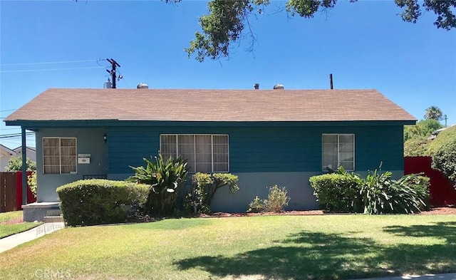 view of front of house with a front lawn