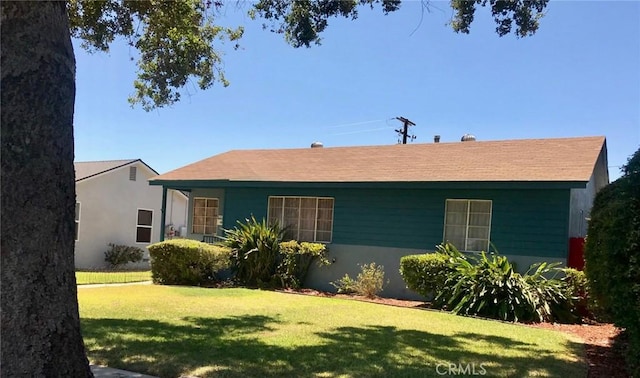 view of front facade with a front yard