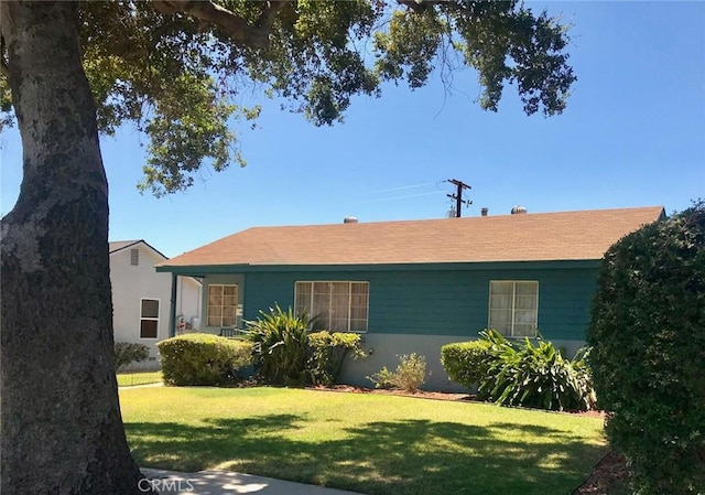 view of front of house featuring a front lawn