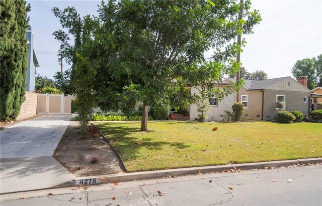 view of front of property featuring a front yard