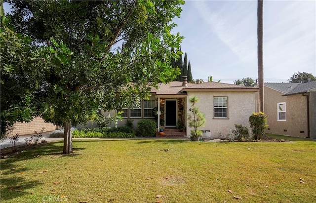 view of front facade featuring a front yard