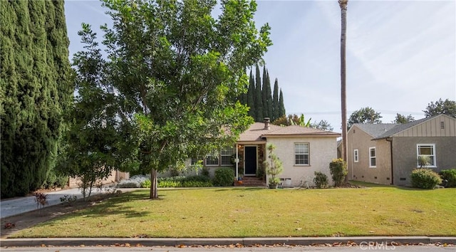 view of front of house featuring a front yard