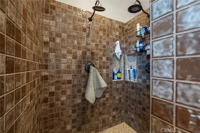 bathroom featuring a tile shower