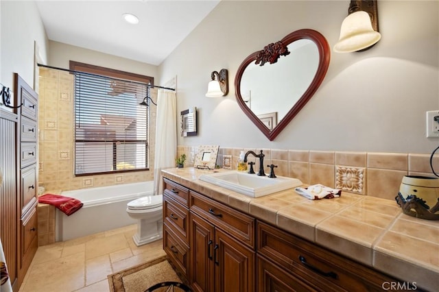 61138 Onaga Trl, Joshua Tree, CA 92252 - full bath featuring tasteful backsplash, stone tile flooring, toilet, shower / bath combo, and recessed lighting