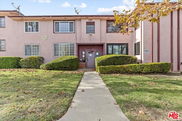 view of front of property featuring a front yard