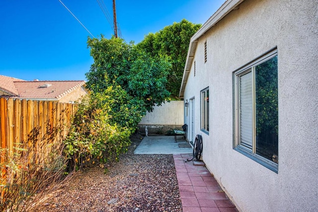 view of yard featuring a patio