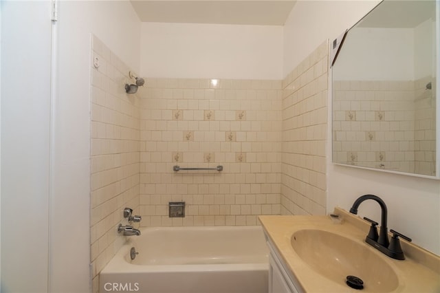 bathroom with vanity and tiled shower / bath