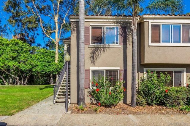 townhome / multi-family property featuring a front yard