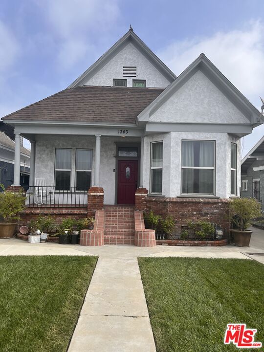 view of front of home featuring a front yard and a porch