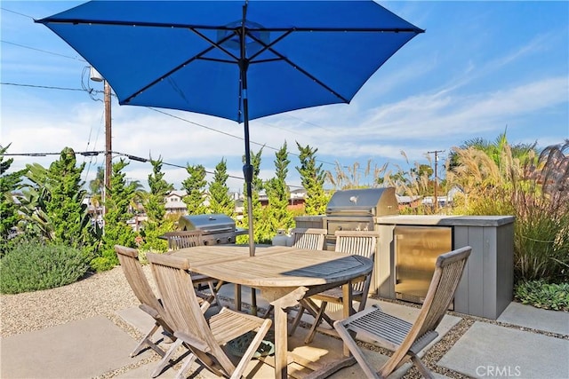 337 Holmwood Dr, Newport Beach, CA 92663 - view of patio with outdoor dining area and an outdoor kitchen