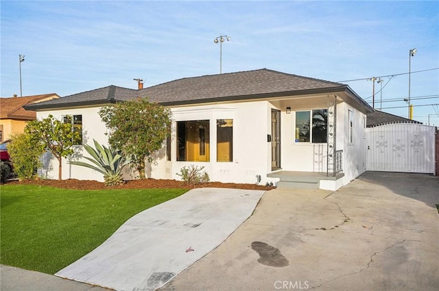 view of front facade with a front yard