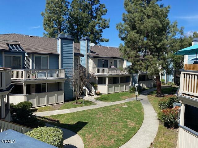 view of property's community featuring a lawn