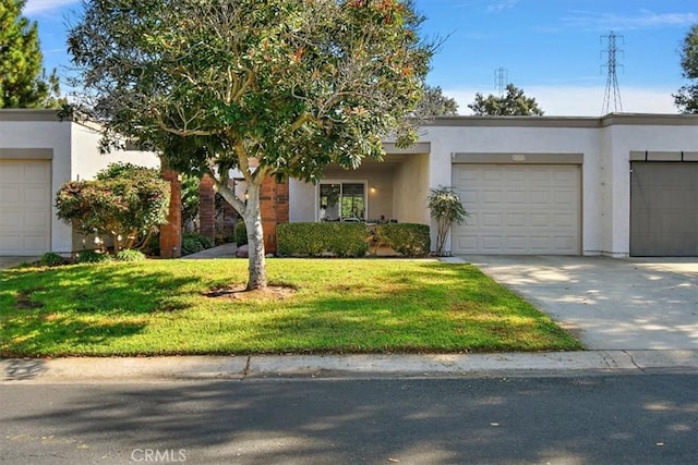 view of front of house featuring a front lawn and a garage