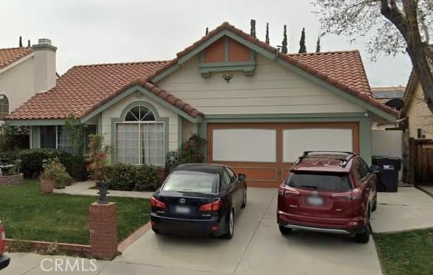 view of front facade featuring a front yard and a garage