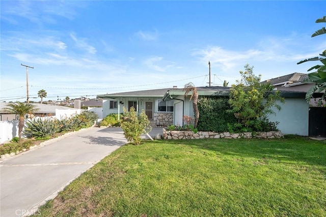 single story home with a front lawn