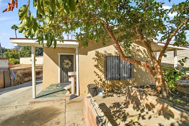 view of front of property featuring a patio area