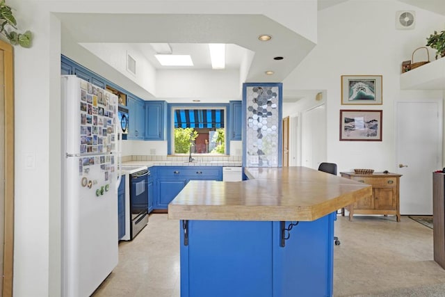 kitchen featuring sink, blue cabinetry, a kitchen bar, kitchen peninsula, and stainless steel appliances